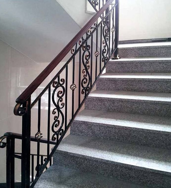 أبواب وشبابيك وسلالم حديد في تبوك